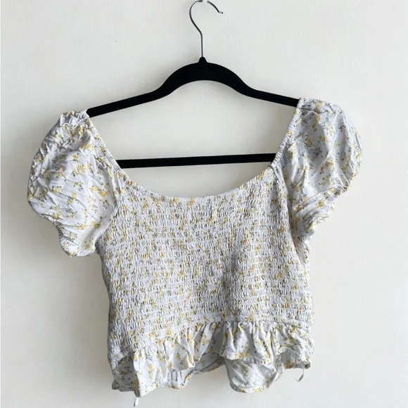 Hollister white and yellow floral puff-sleeve smocked crop top - Picture 2 of 4